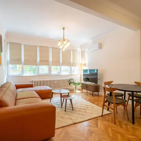 Apartment Stylish Two-bedroom Haven Near Doctor Garden