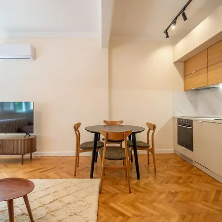 Stylish Two-bedroom Haven Near Doctor Garden Apartment