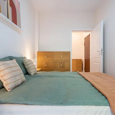 Stylish Two-bedroom Haven Near Doctor Garden * София