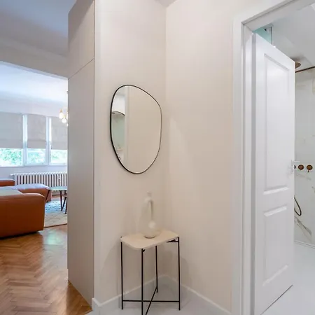 Stylish Two-bedroom Haven Near Doctor Garden
