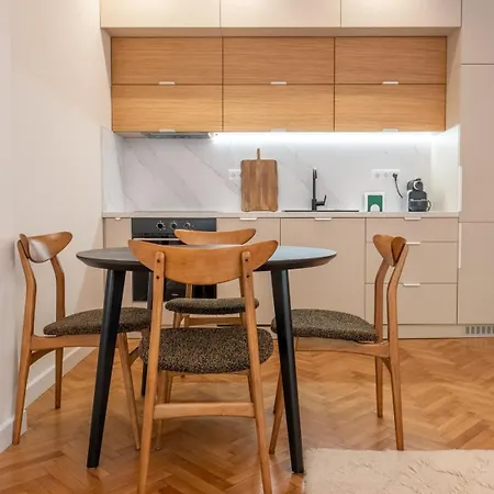 Apartament Stylish Two-bedroom Haven Near Doctor Garden *