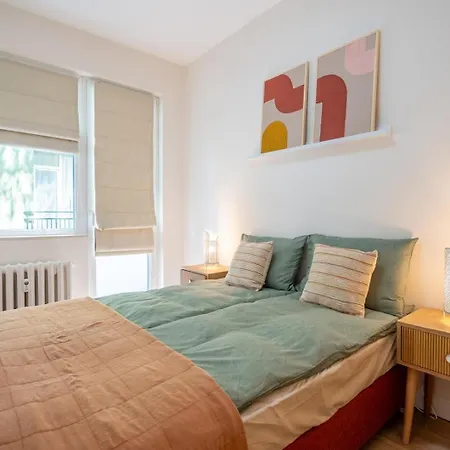 Stylish Two-bedroom Haven Near Doctor Garden Apartament *